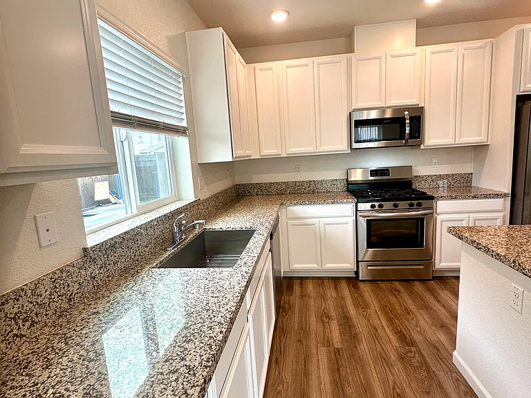 301 Welton Ct — Photo 4