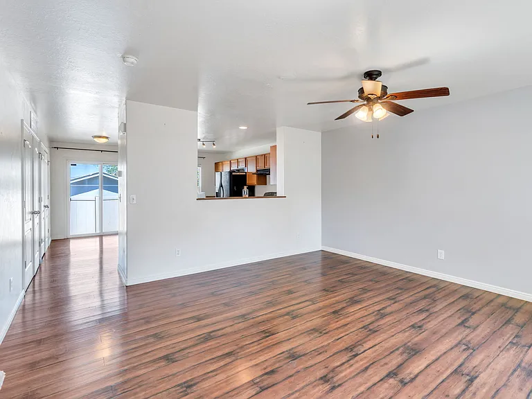 164 W Carrick Dr — Photo 8