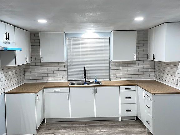2nd image of 2901 Hyacinth Dr