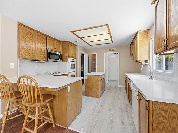 4th image of 5809 Roscomare St