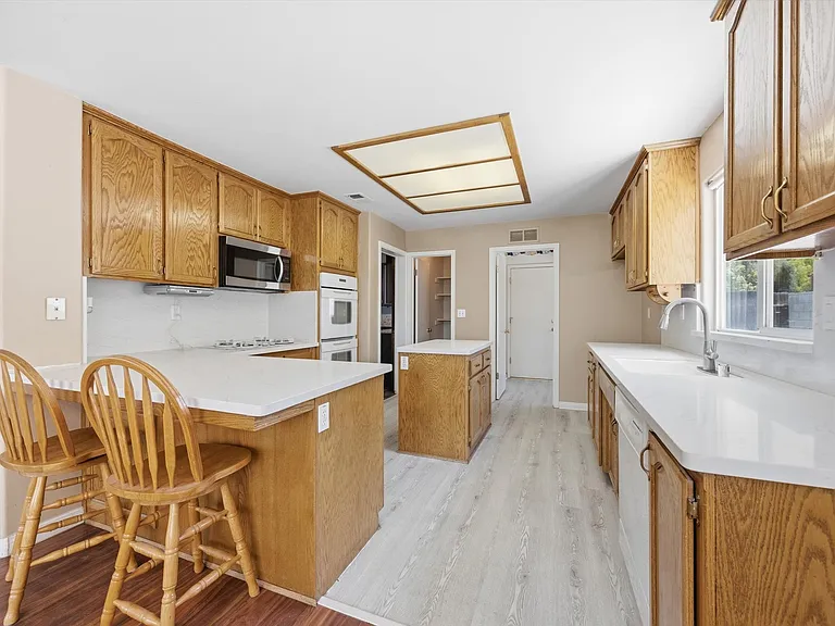 5809 Roscomare St — Photo 4