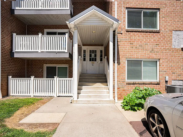 Maple Court Apartments — Photo 28