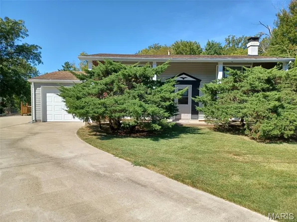 2229 Murray Forest Dr, Maryland Heights, MO 63043