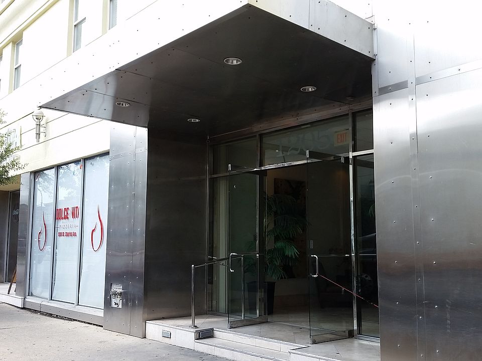 Front Entry w 24hr Security