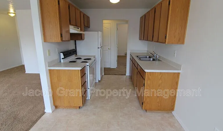 385 Golden St #4 — Photo 4