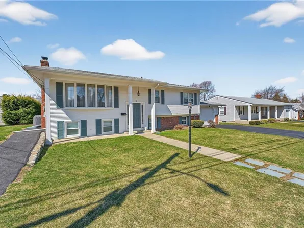 27 Wenscott Ln, North Providence, RI 02904