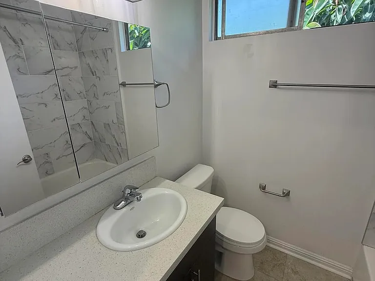 536 N Sweetzer Ave #17 — Photo 14