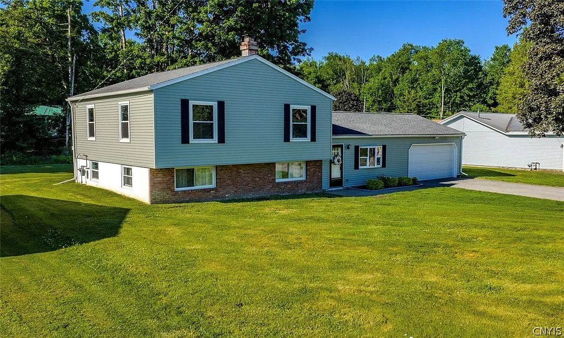 4 bed, 2.0 bath, 1800 sqft, $2,300 — Photo 1