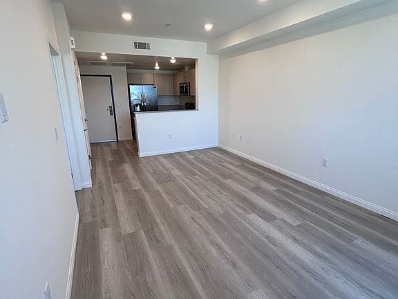 5th image of 13724 Victory Blvd #Penthouse 3