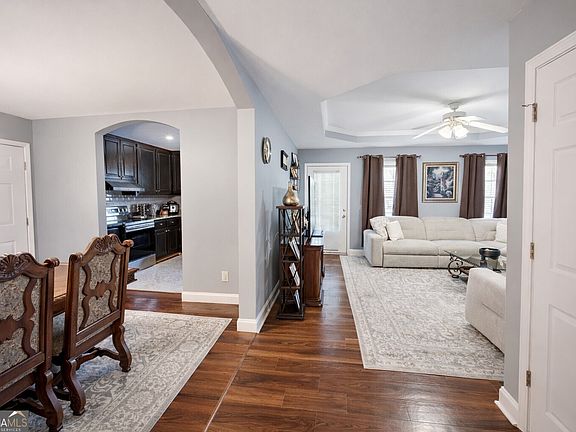 4th image of 235 Cook St