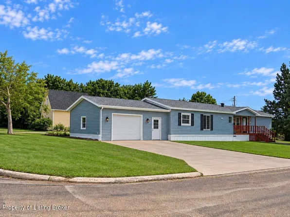 206 2nd St N, Hettinger, ND 58639