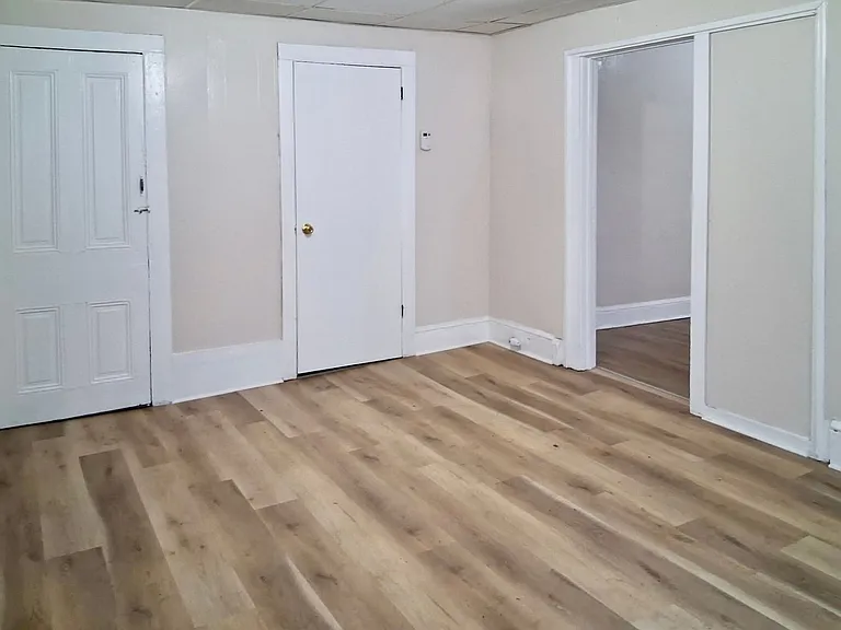 325 N laurel St — Photo 4