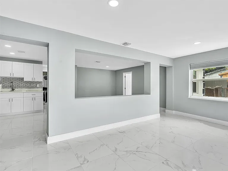 157 NE 6th Ct — Photo 9