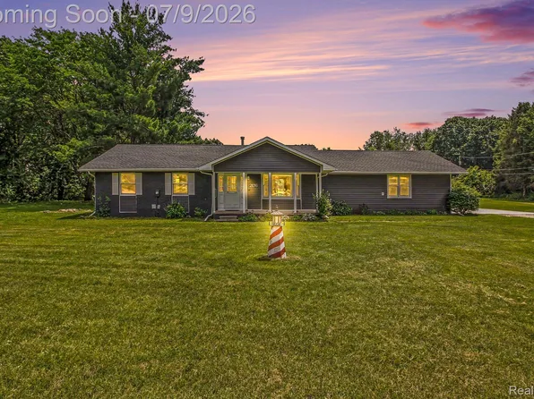 2176 Kingston Dr, Pinckney, MI 48169