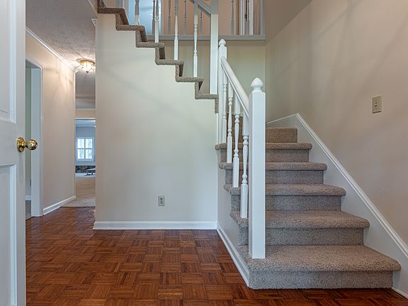 4th image of 16 Mission Hills Dr