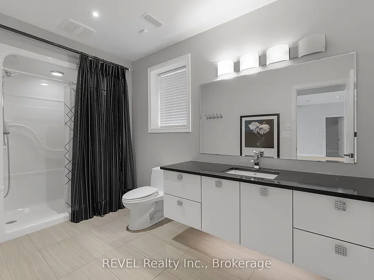 661 Clarence St — Photo 39