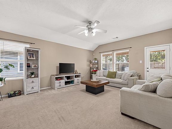 3rd image of 30 S Vesper Bend Cir