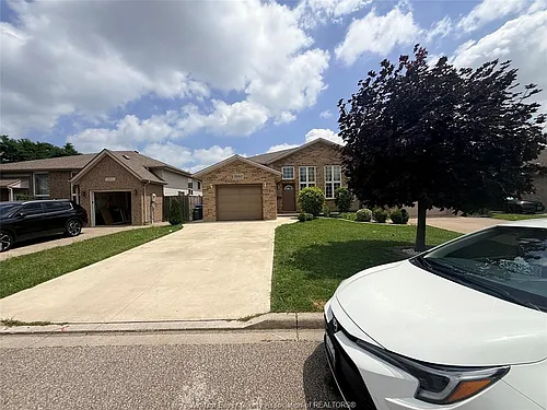 2680 Teedie Cres Photo 1