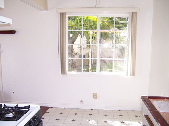 3rd image of 1833 E McKenzie St