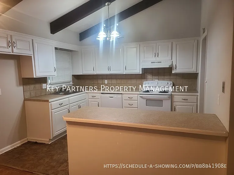 7115 Larsen Ln — Photo 5