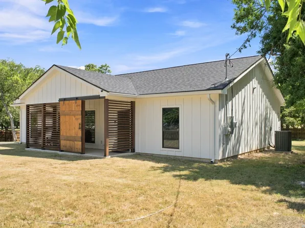 1111 Avenue K, Hondo, TX 78861
