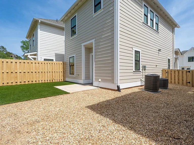 148 Huntley Dr — Photo 2