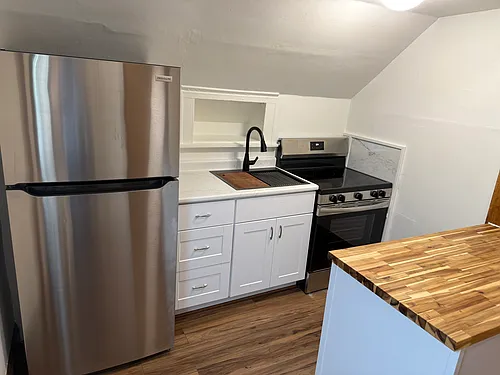 1005 E Holt Ave Photo 1