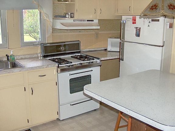5th image of 332 Winthrop St S