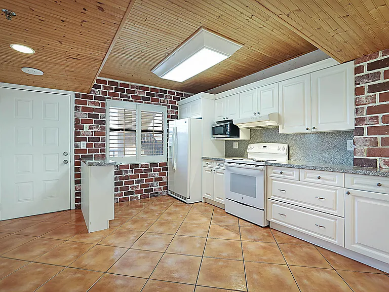 896 N Federal Hwy #325 — Photo 5