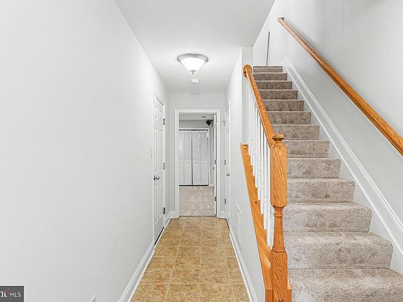 4th image of 353 W Chestnut St #16