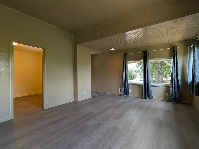 439 S 4th St — Photo 7