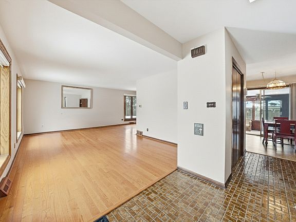 4th image of 883 Honey Ln