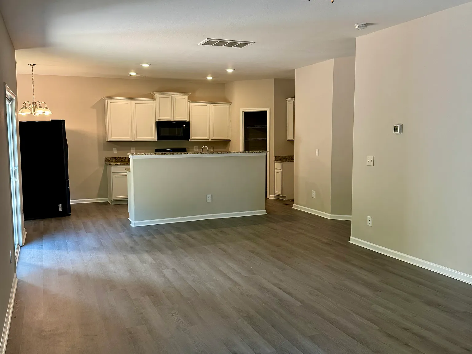 4 bed, 2368 sqft, $1,900 — Photo 2