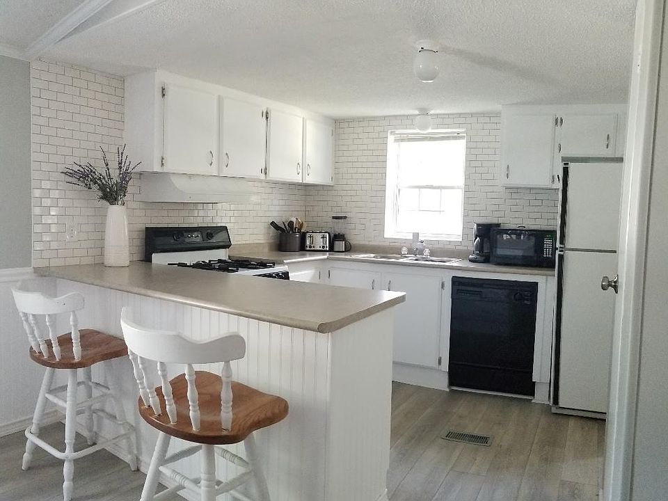 1st image of 110 W Lake Dr