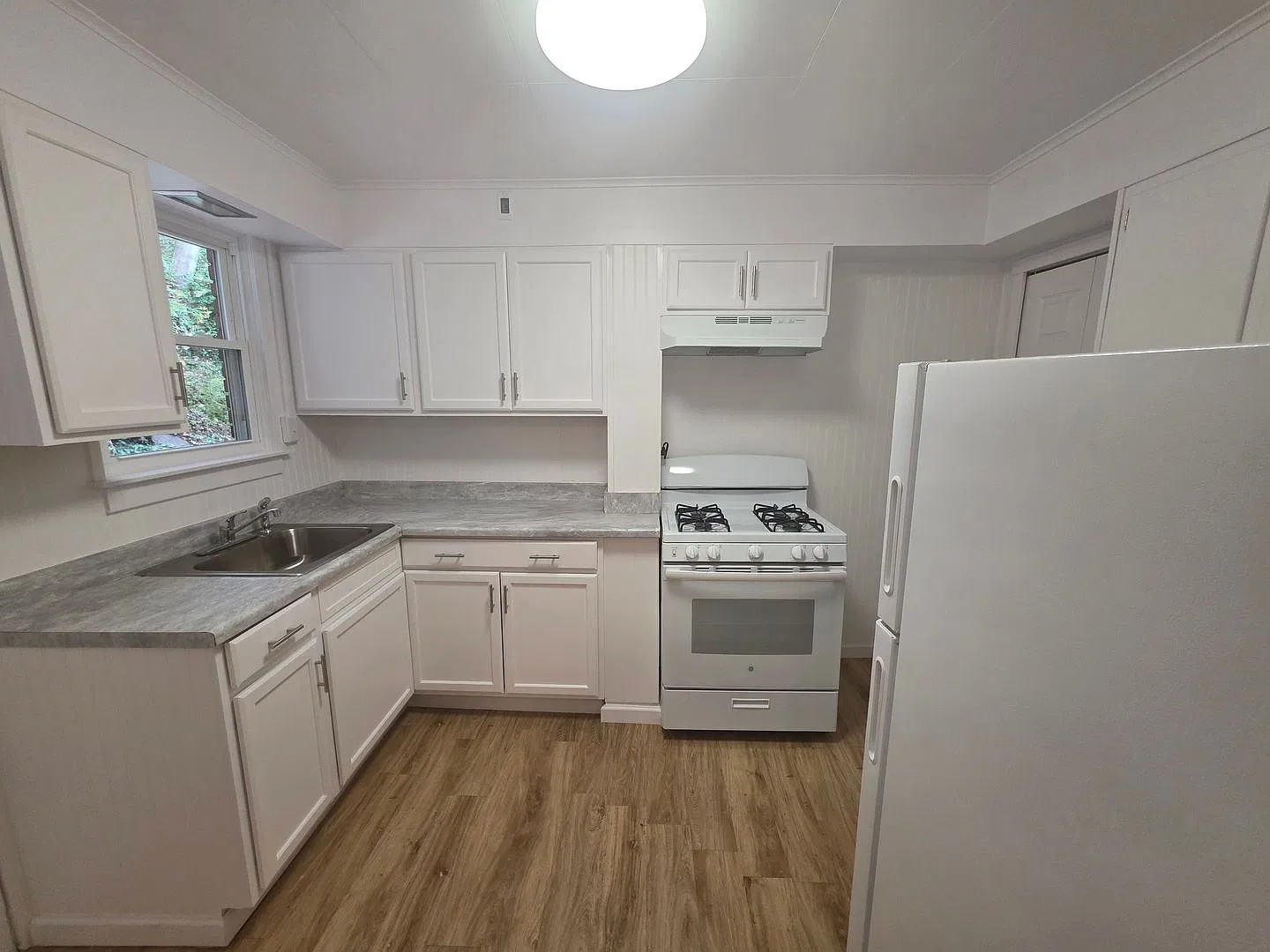 Freshly renovated townhome with modern updates and plenty of charm! — Photo 4