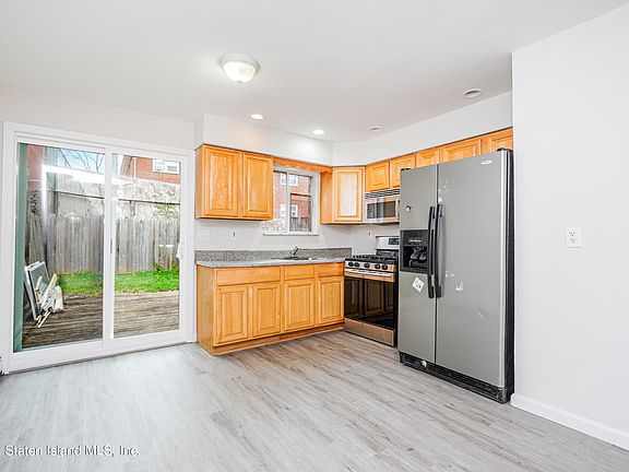 4th image of 77 Dayna Dr