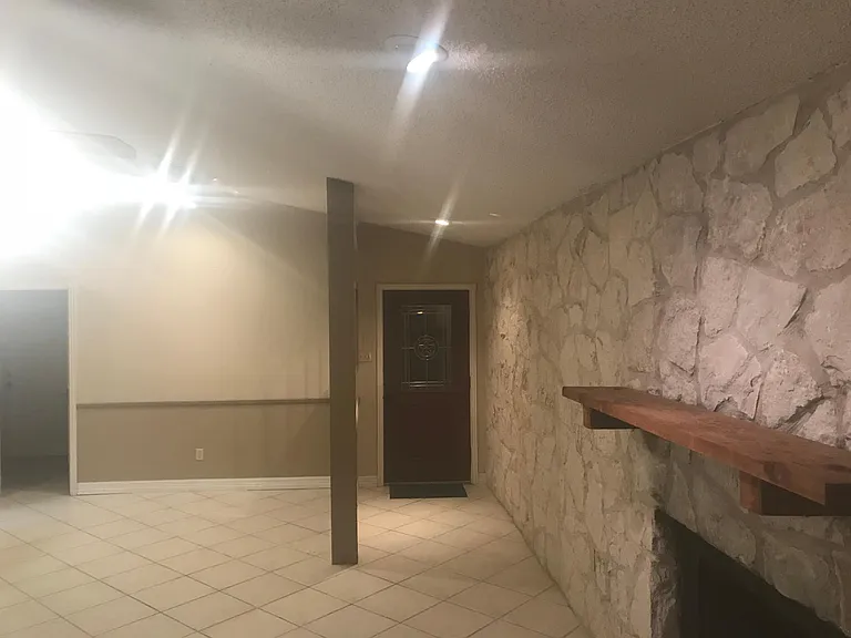 Mesa B looking back to front door & Dining