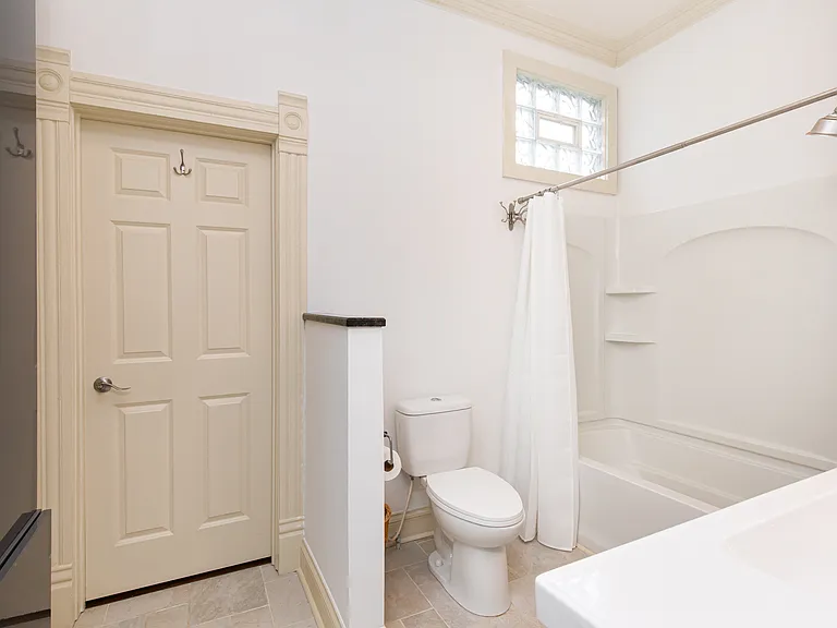1502 Woodlawn Ave — Photo 6