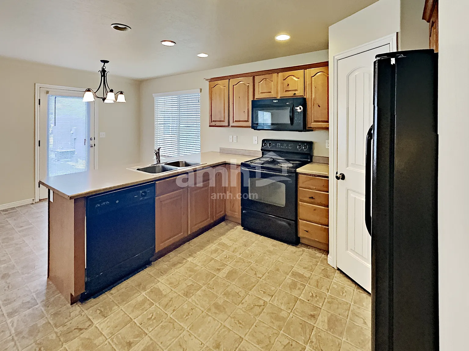 6 bed, 3.0 bath, 2338 sqft, $2,420 — Photo 3
