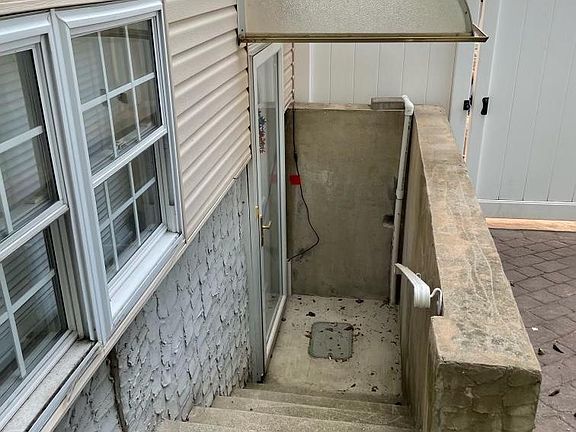 3rd image of 405 Arden Ave Floor 1