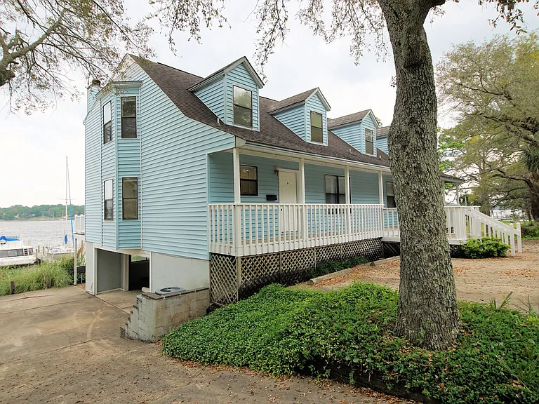 561 Bayshore Dr — Photo 1