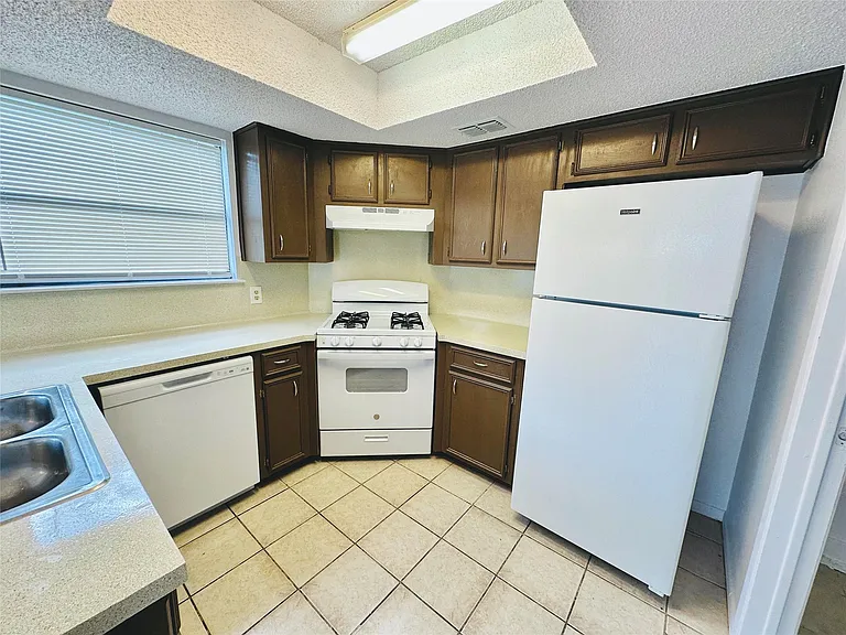 1002 Ridgemont St — Photo 11