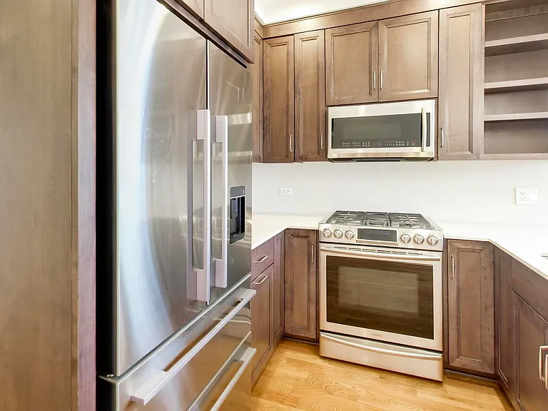 2132 N Oakley Ave #3 — Photo 4