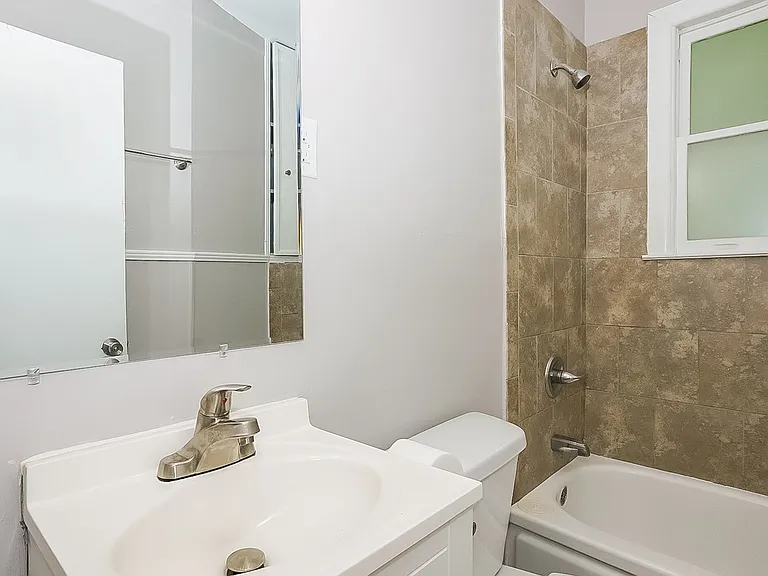 741998_029_bathroom_12993513.jpg