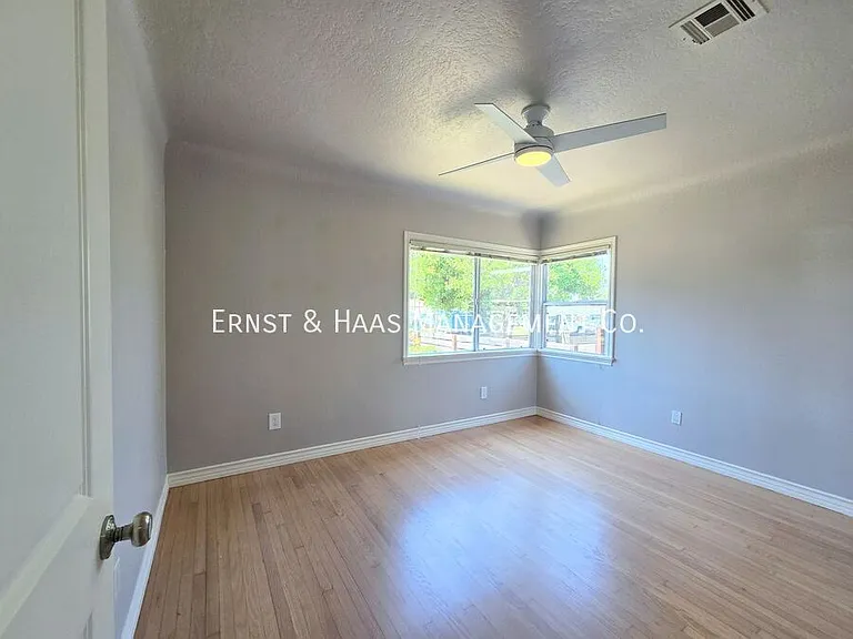 1926 Daisy Ave — Photo 14