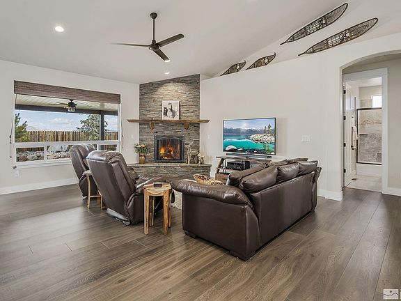 4th image of 1105 Country Club Dr