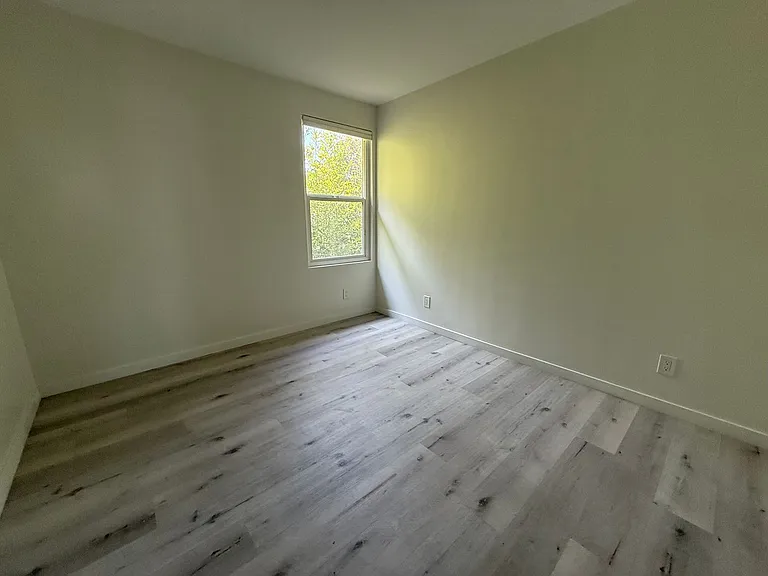 5806 Camerford Ave — Photo 4