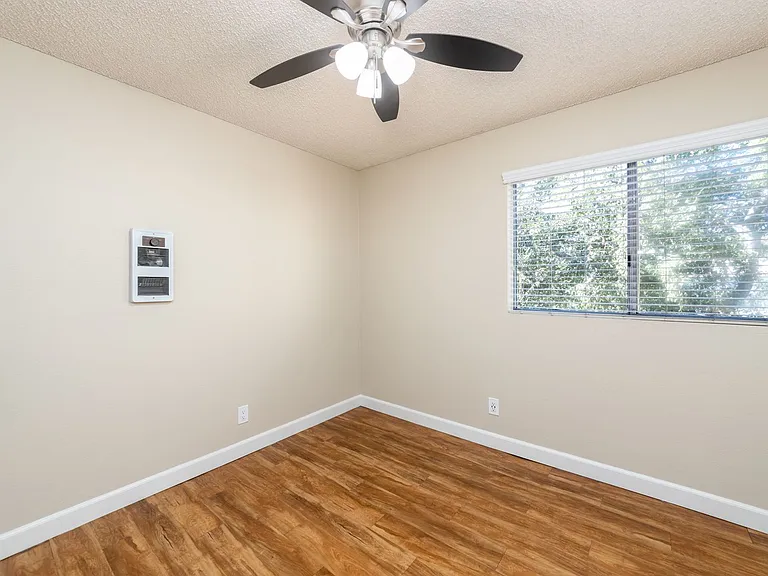 Willow Creek Apartments — Photo 11
