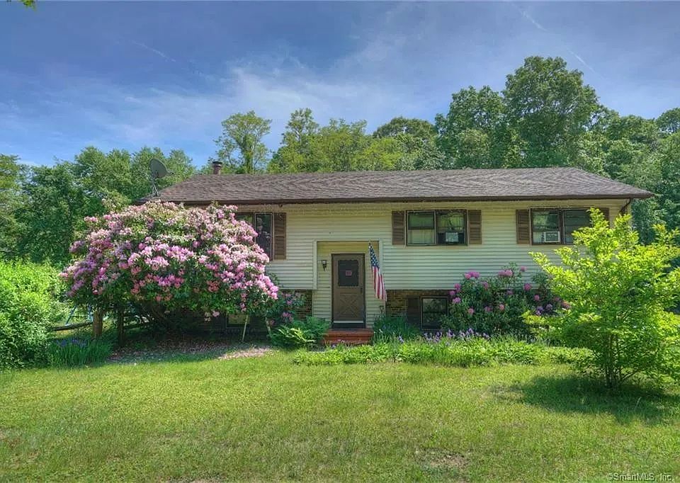 1st image of 8 Deer Ridge Rd