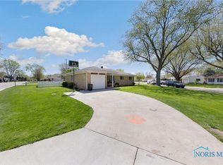 824 W Graceway Dr, Napoleon, OH 43545
